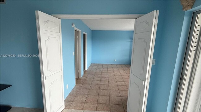 Building Photo - 2751 N Palm Aire Dr