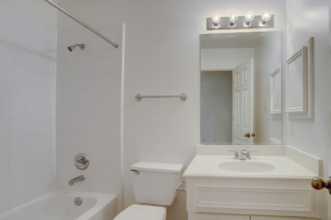 Building Photo - 2205 Commonwealth St