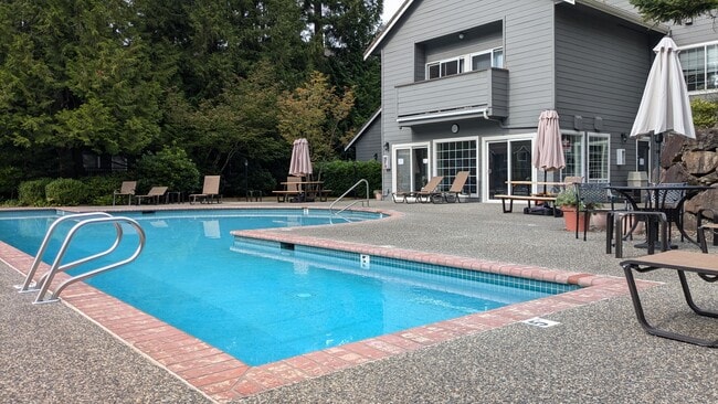 Swimming pools - 15433 Country Club Dr