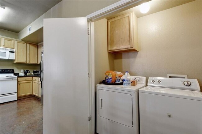 Building Photo - 4X2 Condo Less than $900/Bedroom for August