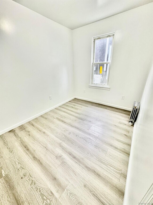 Building Photo - 320 Jericho Tpke
