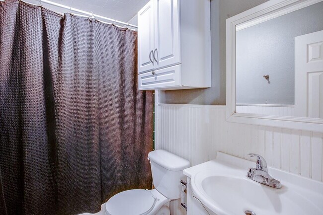 Building Photo - Budget Friendly, Great Space!