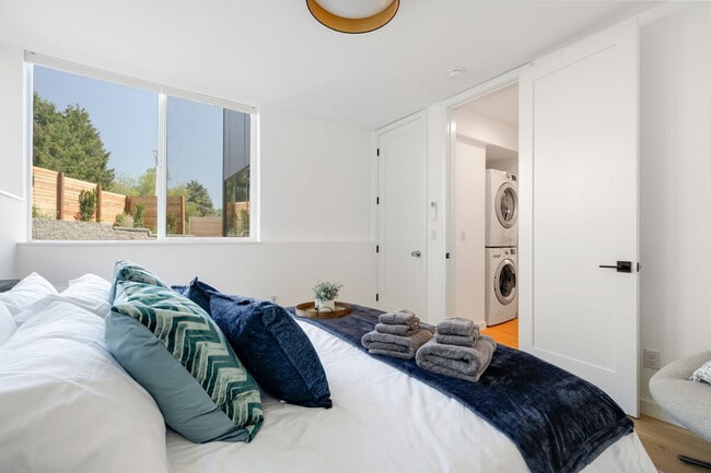 Building Photo - 5300 NE 67th St