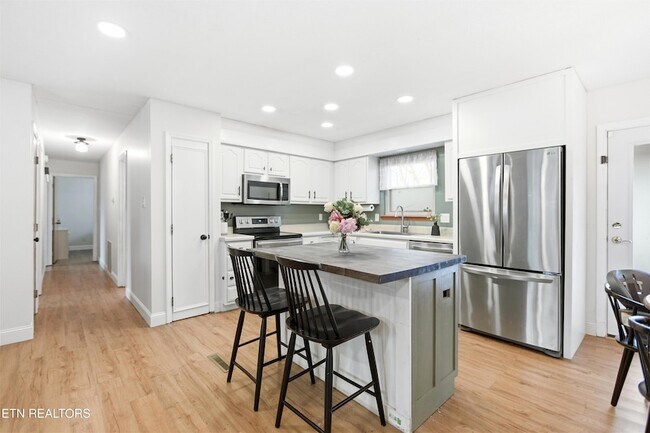 Building Photo - 1501 Woodbury Ct