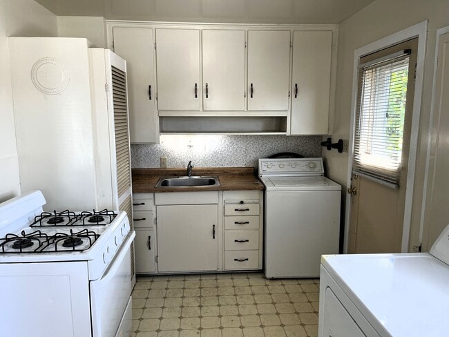 Building Photo - Pet-friendly home with hardwood floors and...