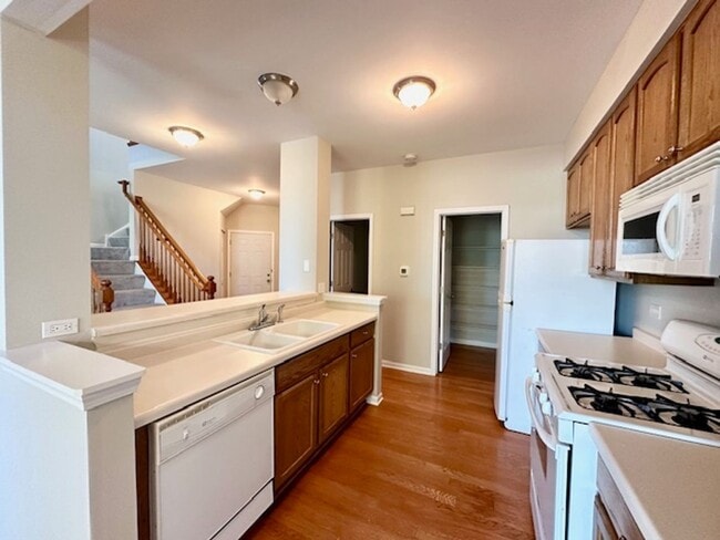 Building Photo - Excellent 2 Bedroom Plus Huge Loft  2.5 Bath and 2 car attached garage