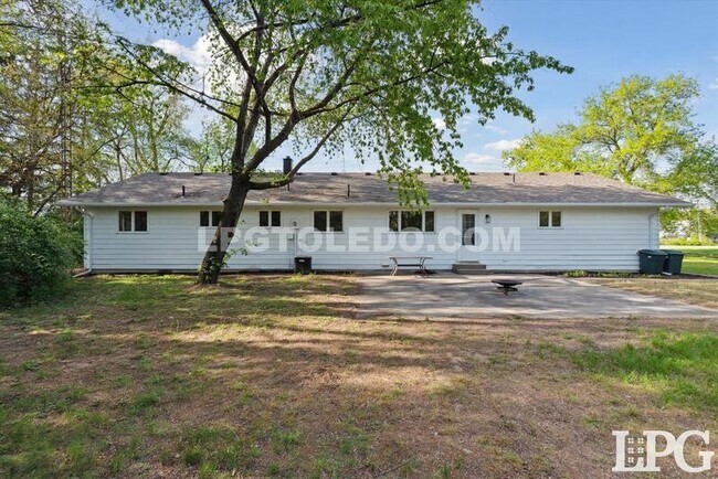 Building Photo - 7413 W Sylvania Ave
