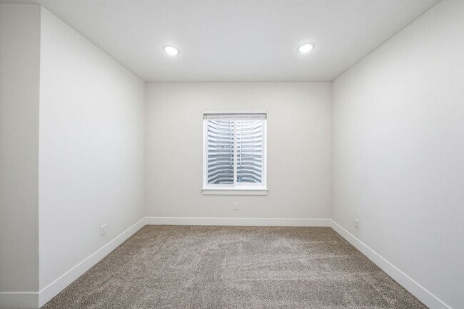 Building Photo - 475 E River Rd