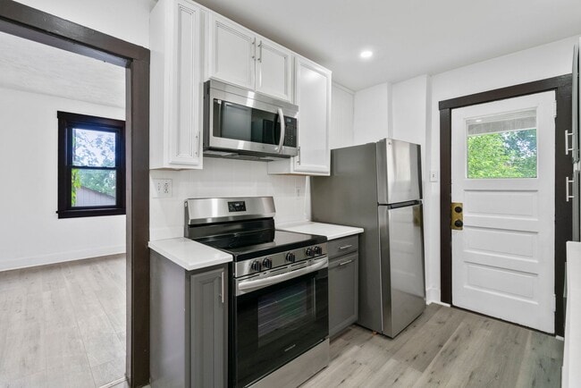 Building Photo - 3 bed 1 bathroom - central air, outdoor sp...