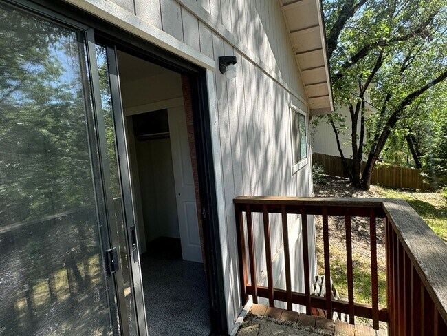 Building Photo - 3 Bedroom 2 Bath Home with Bonus Room larg...