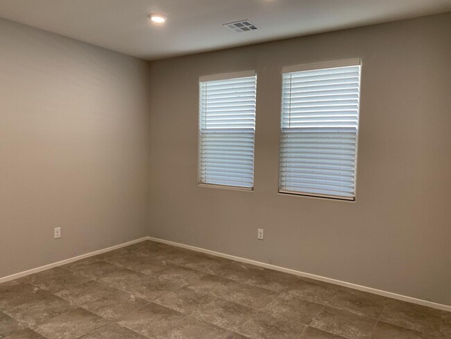 Building Photo - Beautiful 5 bedroom home