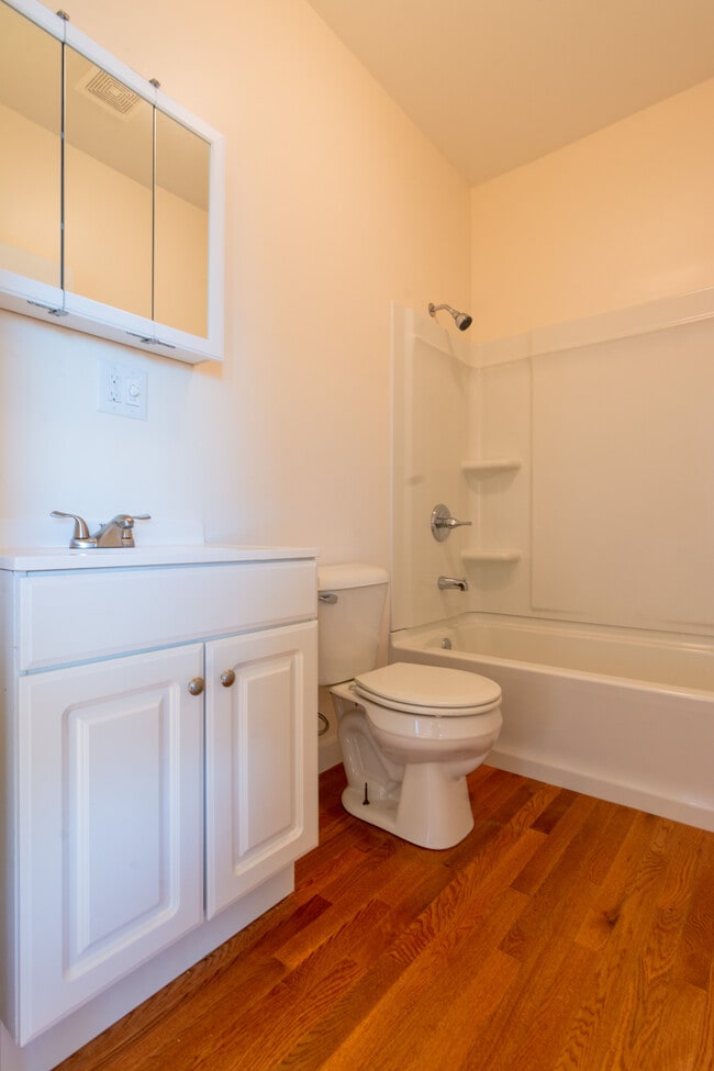 Bathroom - 10 Cottage St