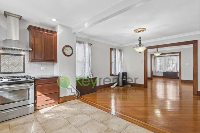 Building Photo - Spacious 4BR Single-Family Home with Garage, Driveway & Fenced Yard in Kearny