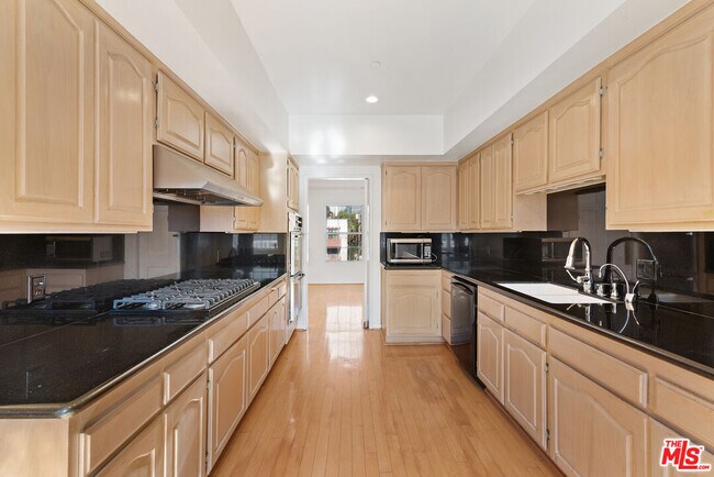 Building Photo - 2025 S Beverly Glen Blvd