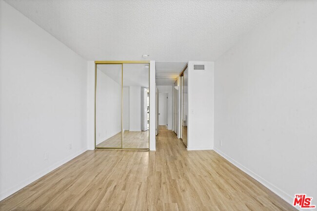 Building Photo - 10751 Wilshire Blvd