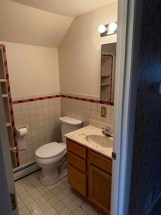 Building Photo - 526 Canaan St