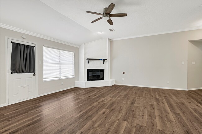 Building Photo - 522 Country Ln