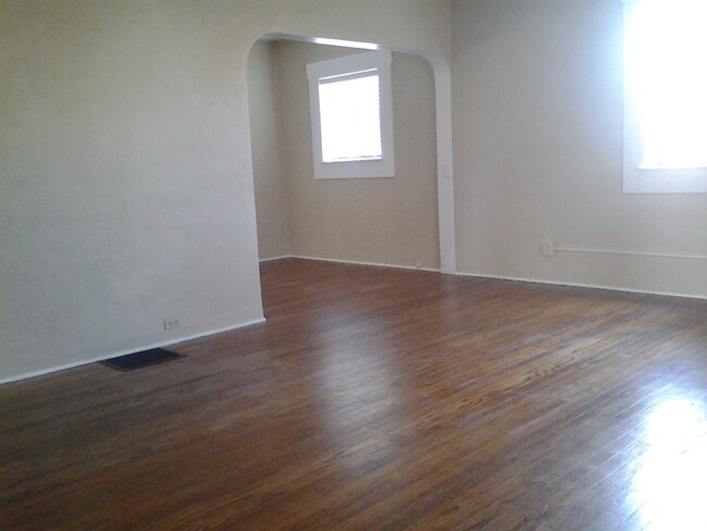 Building Photo - Cute 2 BR 1 BA Home in Midtown!