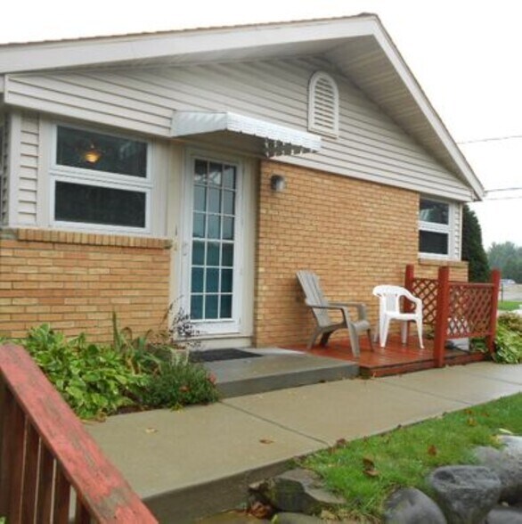 Building Photo - 112 E Dean Ave