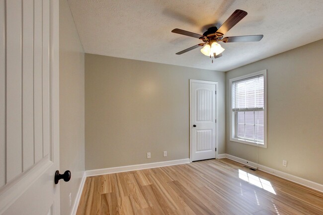 Building Photo - Fantastic Open Floor Plan Home With Stone ...
