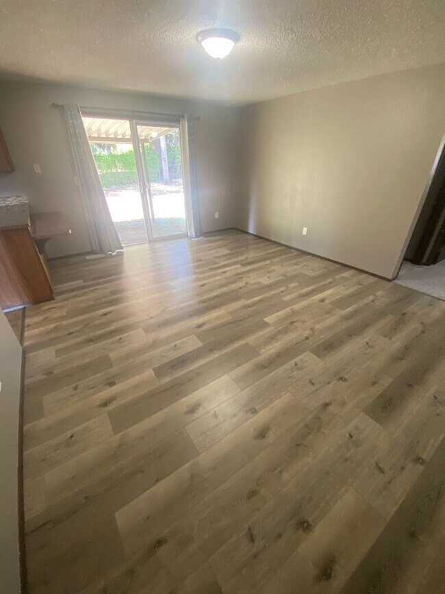Building Photo - 3 Bed Room 1.75 Bath , New Floor Covering , New Interior Paint