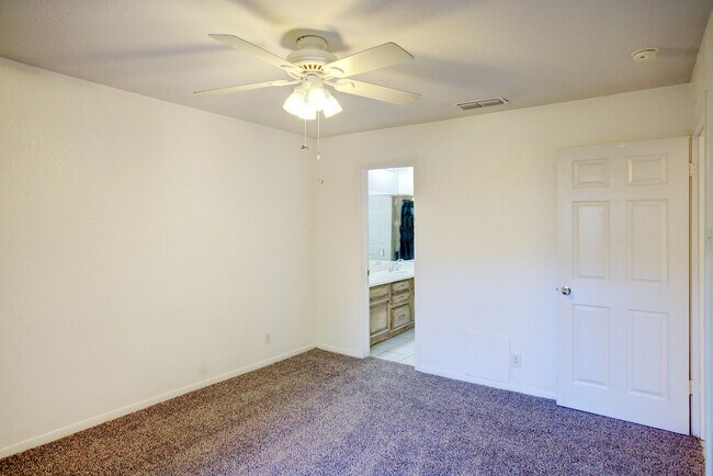 Building Photo - Now Available! Gated 2BR/2BA Condo in N Arlington!