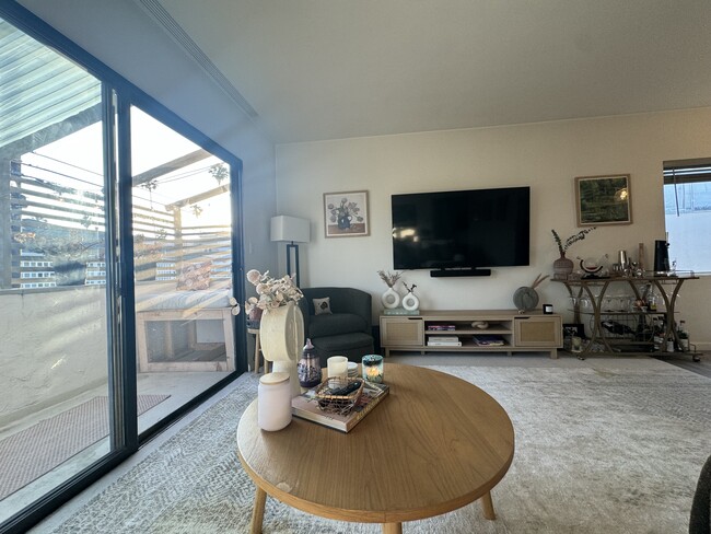 Living - 918 21st St