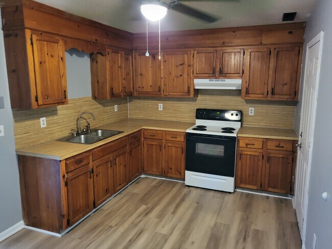 Kitchen - 4905 Stratford Ln