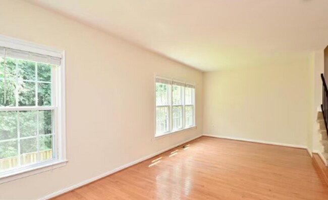 Building Photo - Charming 3-Level Townhome Backing to Woods in Prime Alexandria Location