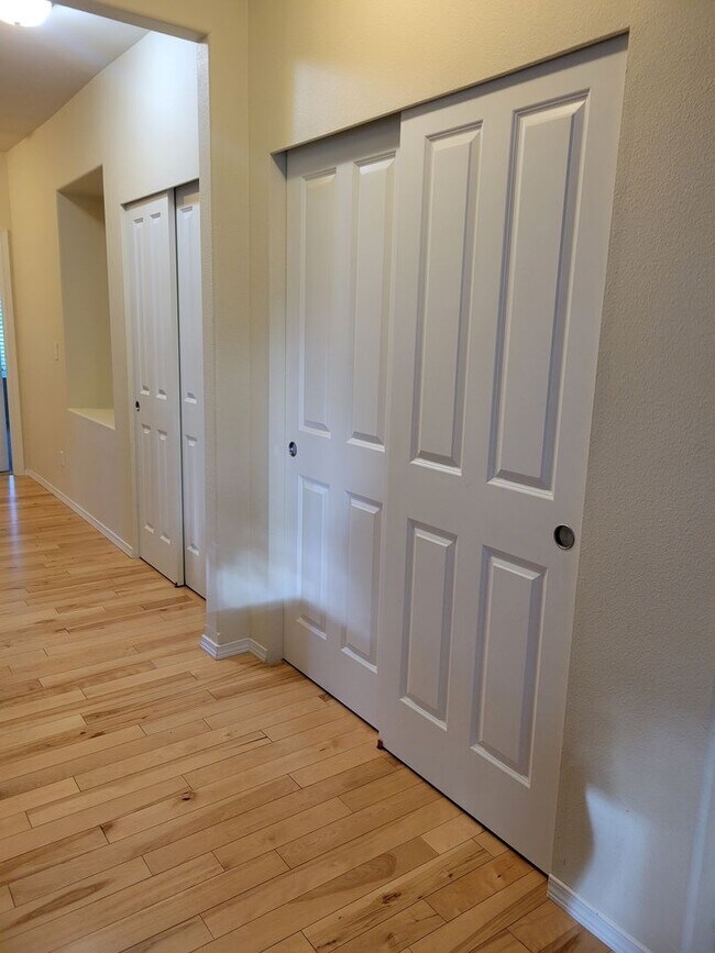 Building Photo - Beautiful 3 bedroom Rambler in perfect location