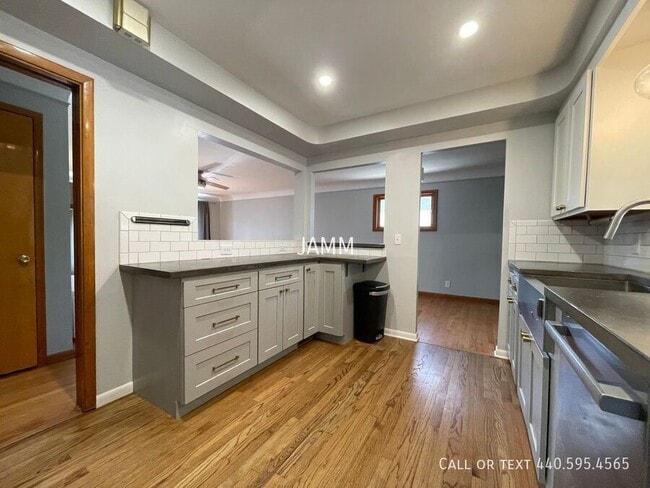 Building Photo - 7626 Sleepy Hollow Dr