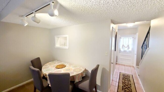 Building Photo - Charming 2 bedroom 1 bath duplex on Park Rd