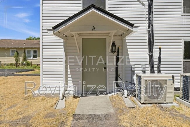 Building Photo - 377 Tuttle Ave