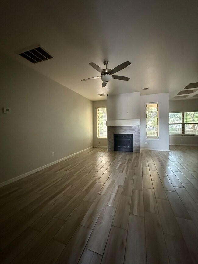 Building Photo - Amazing 3 bed 2 bath duplex near NW 122nd St