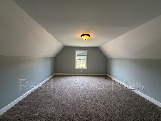 Building Photo - 3261 Vineyard Dr S