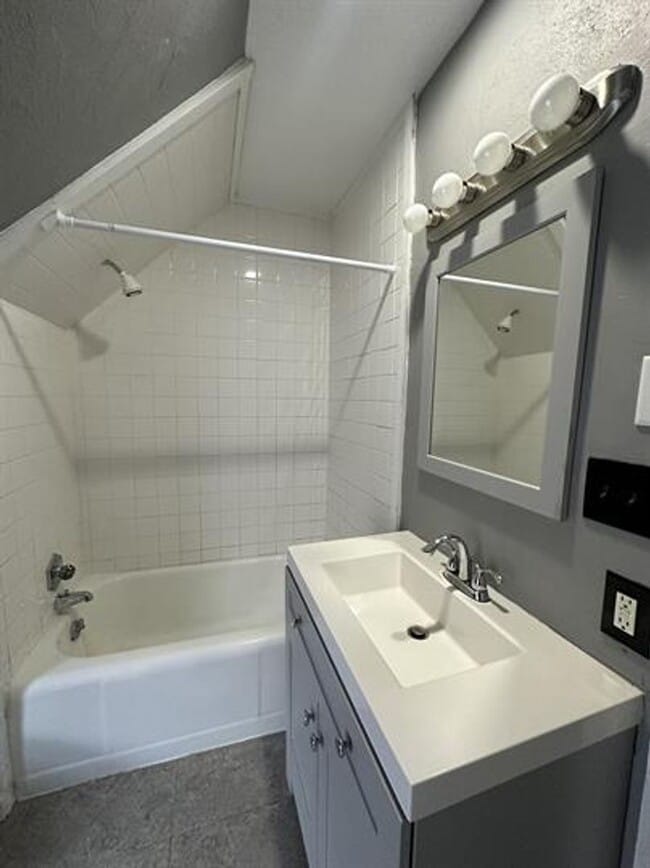 Building Photo - 712 S State St