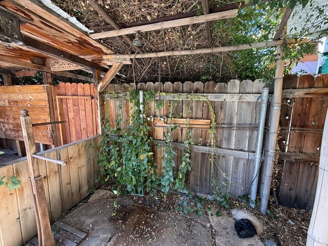 Building Photo - High Desert Retreat- 3 Bedrooms, 2 Bathroo...