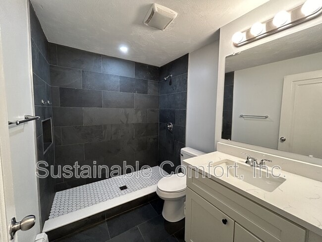 Building Photo - 36 Roxbury St