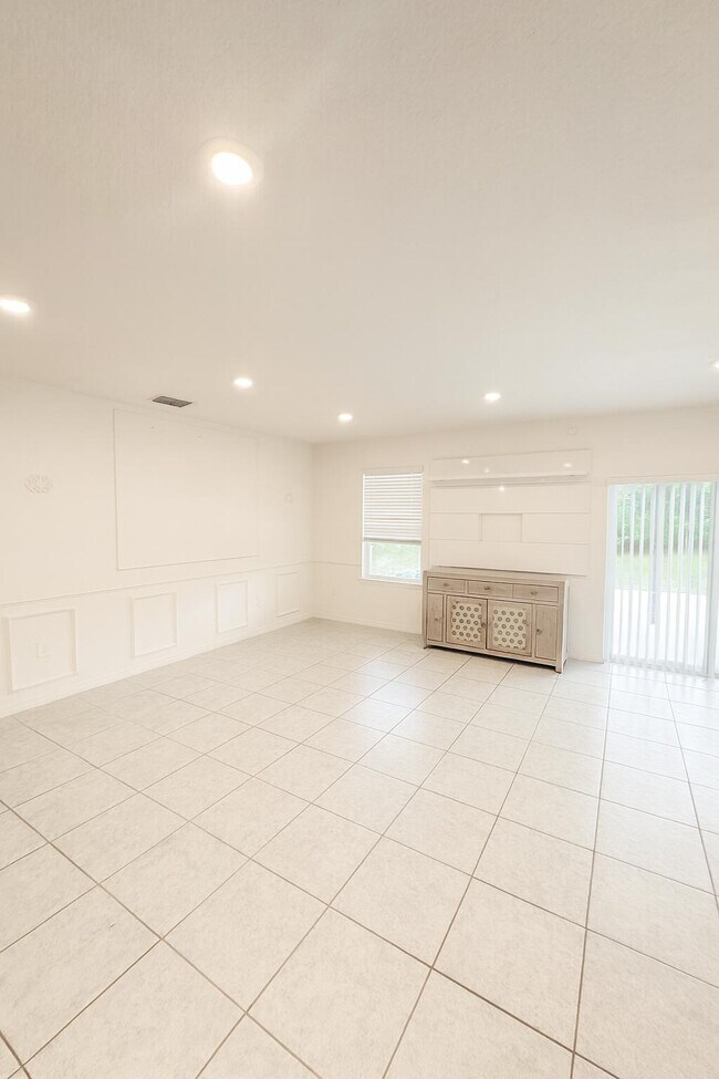 Building Photo - 1963 SW Import Dr