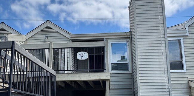 Building Photo - Upstairs 2 Bed / 2 Bath Condo in Gated Community – Available Now