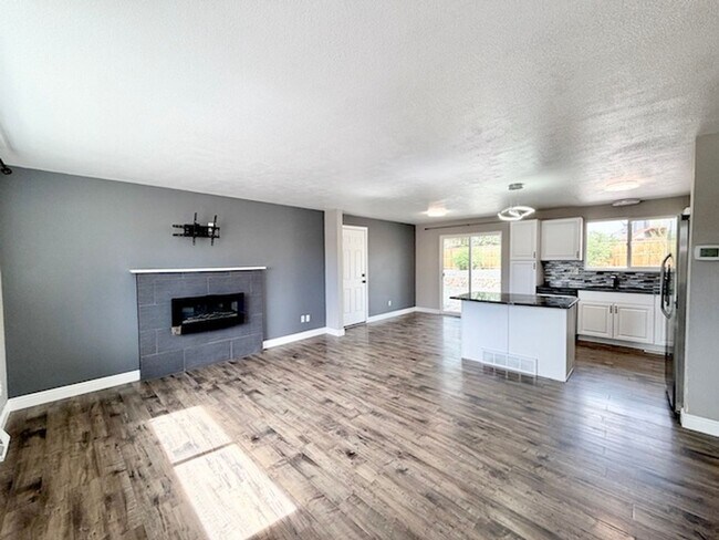 Building Photo - Acres Green Beauty