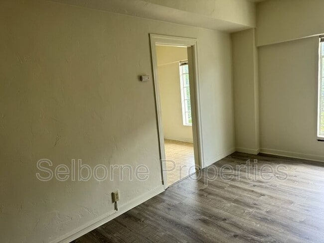 Building Photo - 2501 Ivy Dr