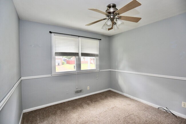 Building Photo - AVAILABLE EARLY MAY, Charming ranch home with front porch in Castle Heights!