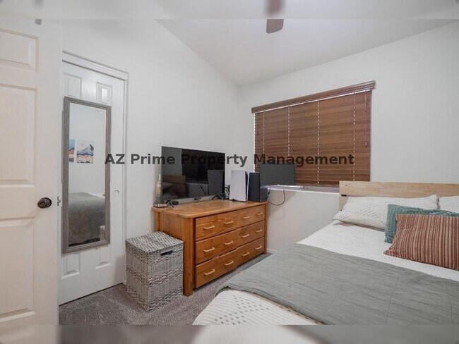 Building Photo - 5039 E Lucia Dr