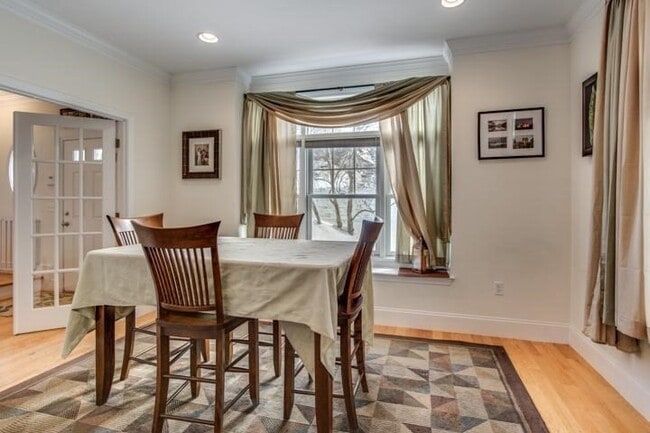 Building Photo - 142 Bigelow St