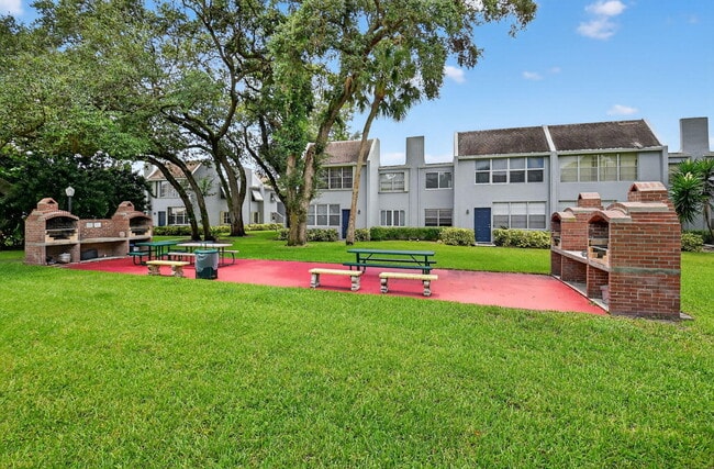 Building Photo - 2860 SW 22nd Ave