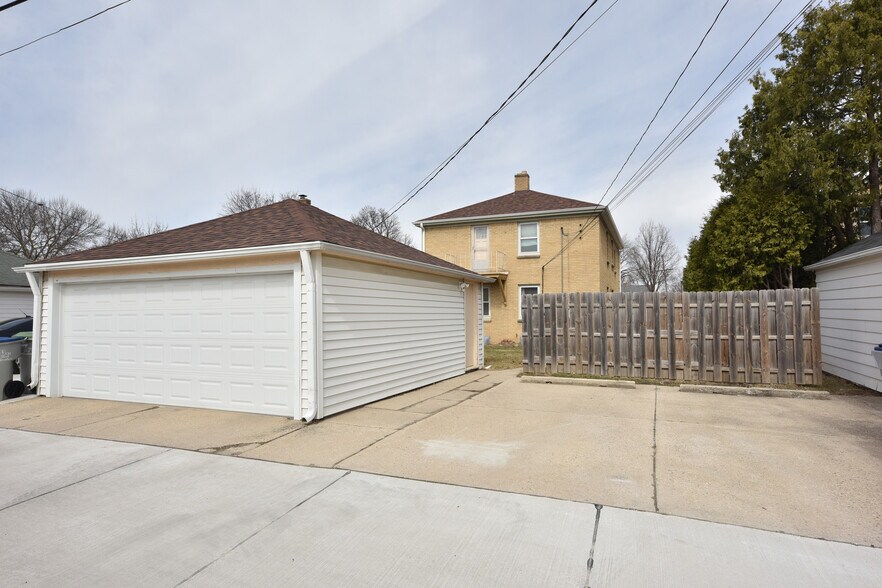 Building Photo - 8823 W Burleigh St