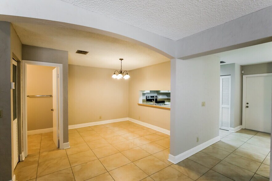Building Photo - 578 Lakeside Cir