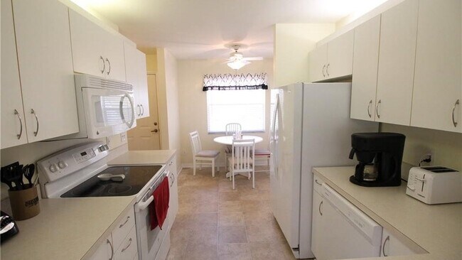 Building Photo - 273 Robin Hood Cir