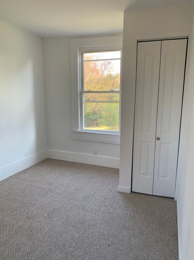 Building Photo - Gorgeous newly renovated apartment in Broo...
